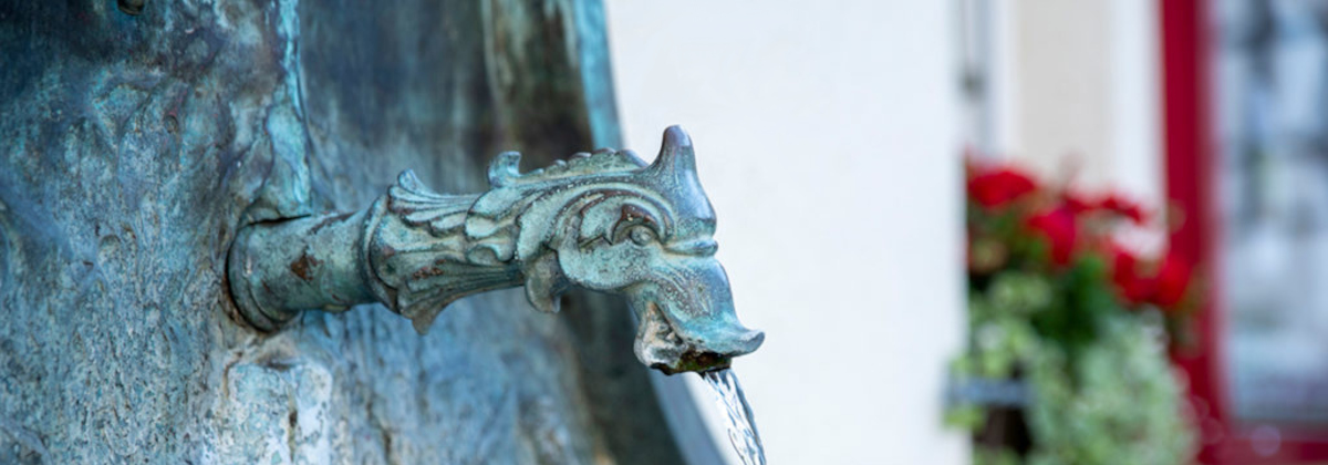 Gemeinde Buch - Gargoyle Brunnen am Rathaus